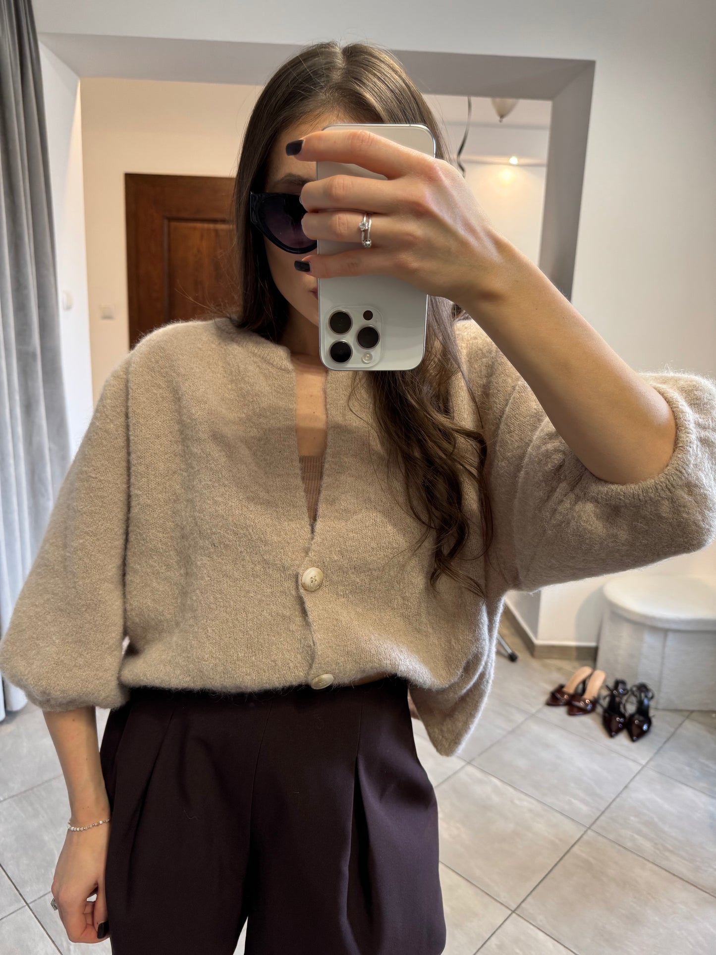 Beżowy sweter z rękawem 3/4 i guzikami – miękki oversize z dekoltem V