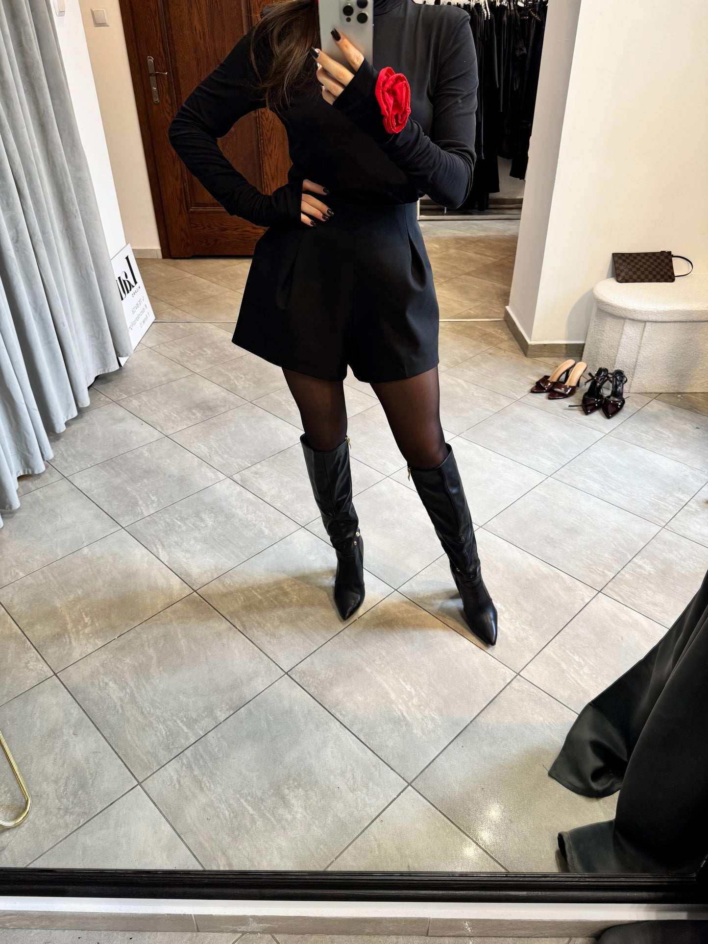 Eleganckie Czarne Szorty z Wysokim Stanem