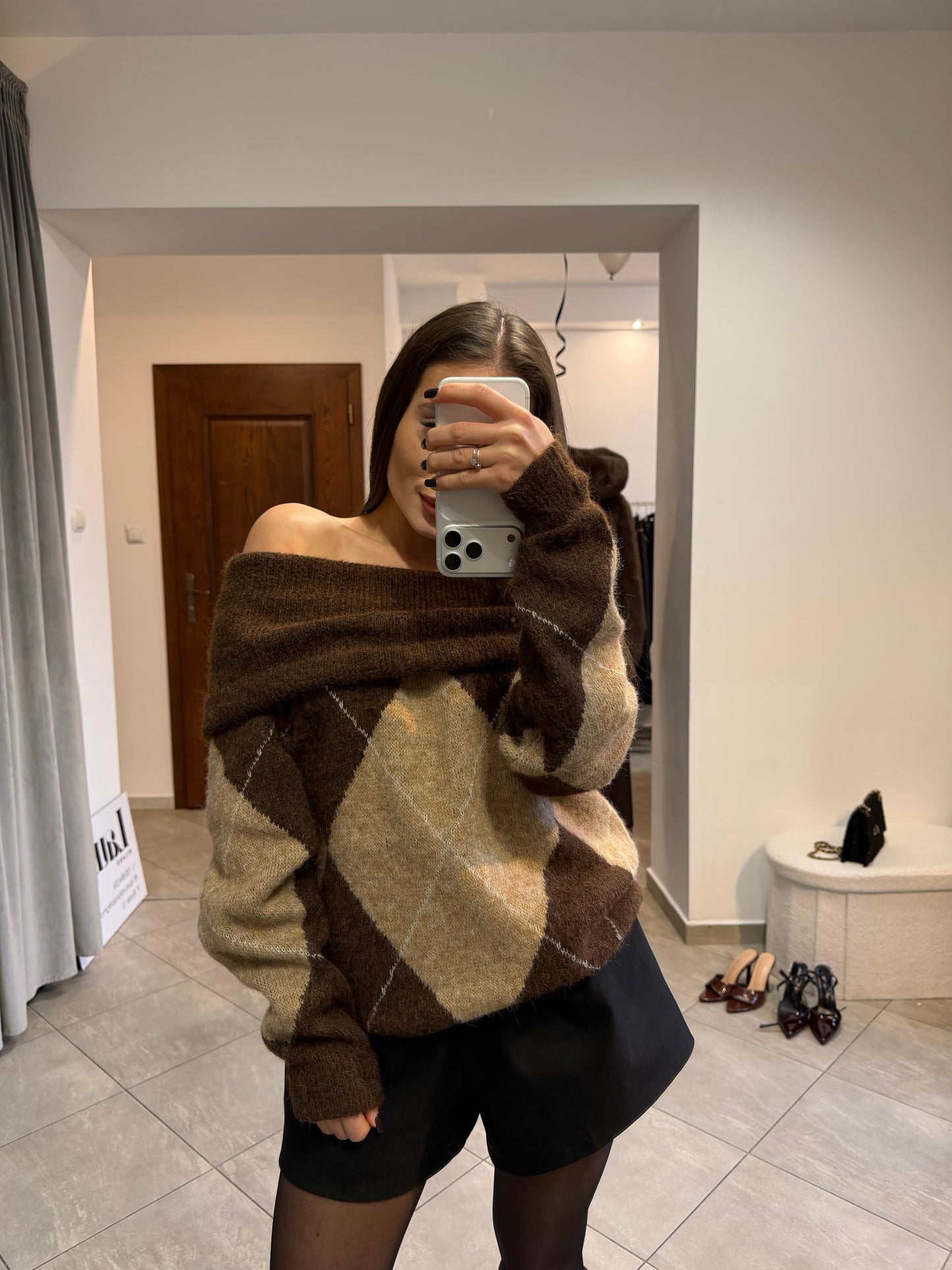 Sweter  z opuszczanymi ramionami – brązowy, miękki, oversize