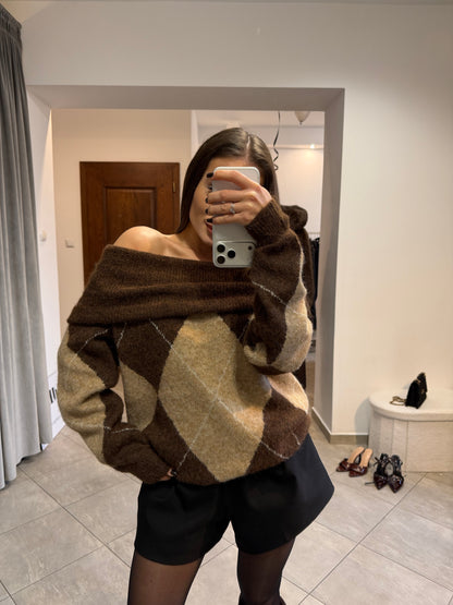 Sweter  z opuszczanymi ramionami – brązowy, miękki, oversize