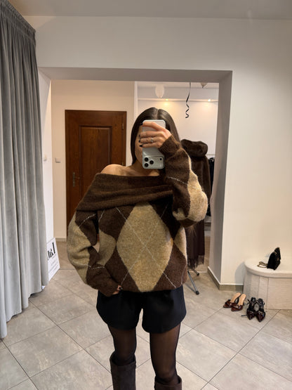 Sweter  z opuszczanymi ramionami – brązowy, miękki, oversize