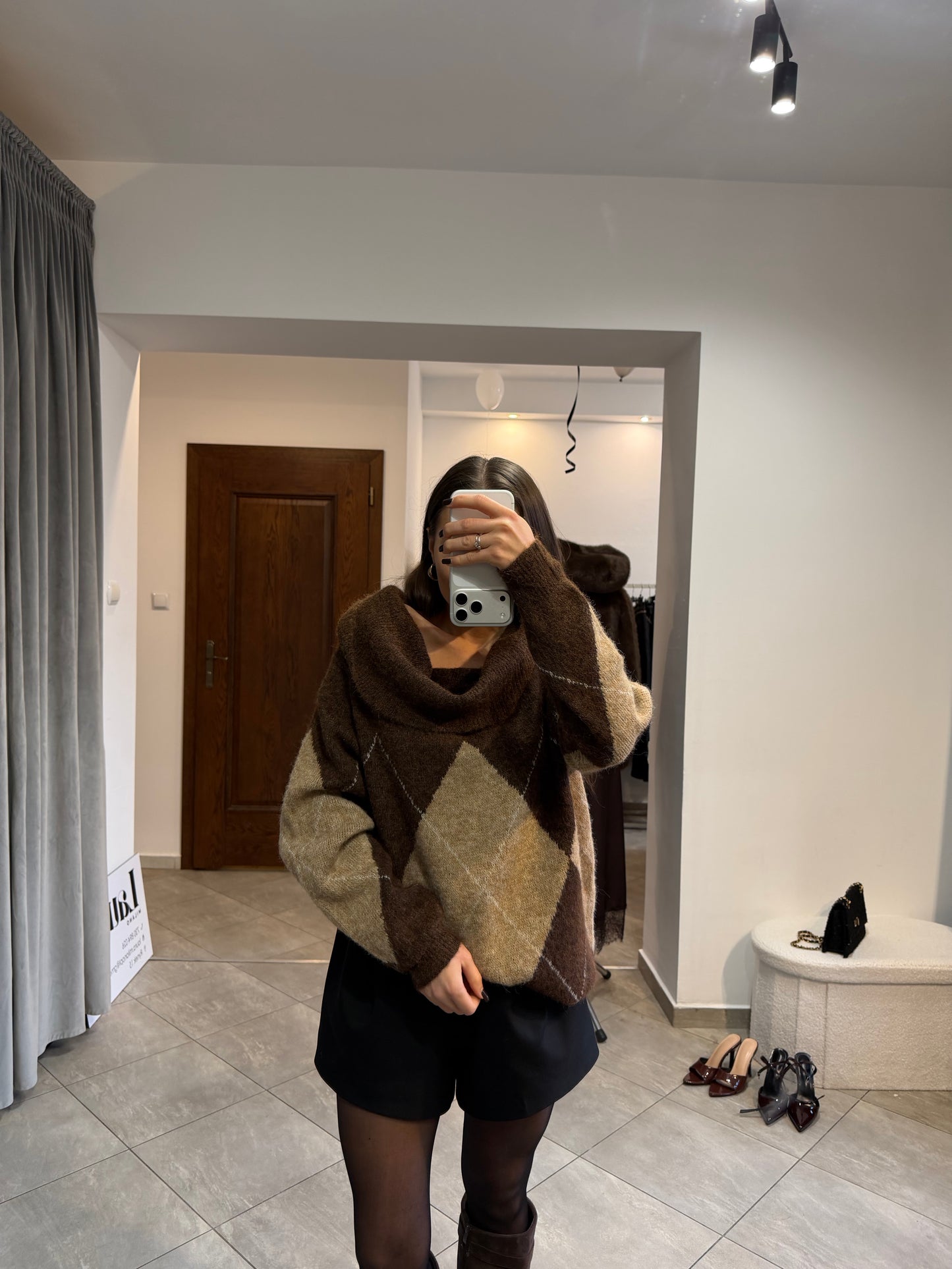 Sweter  z opuszczanymi ramionami – brązowy, miękki, oversize