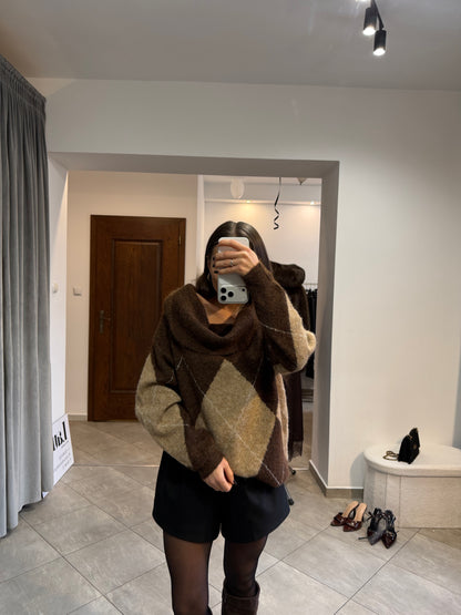 Sweter  z opuszczanymi ramionami – brązowy, miękki, oversize