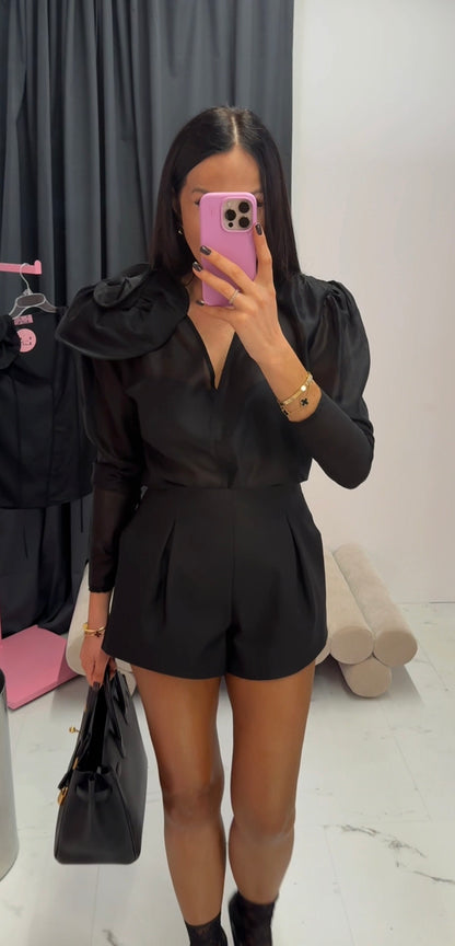 Elegancka koszula „Black Rose” z dekoracyjną aplikacją na ramieniu