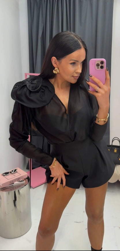 Elegancka koszula „Black Rose” z dekoracyjną aplikacją na ramieniu