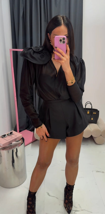 Elegancka koszula „Black Rose” z dekoracyjną aplikacją na ramieniu