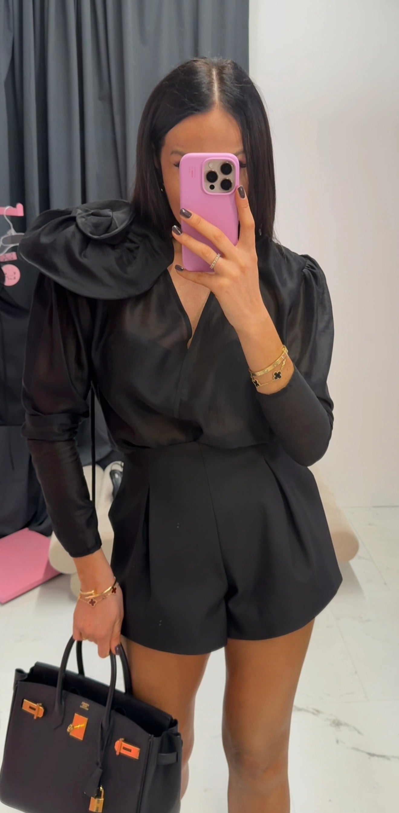 Elegancka koszula „Black Rose” z dekoracyjną aplikacją na ramieniu