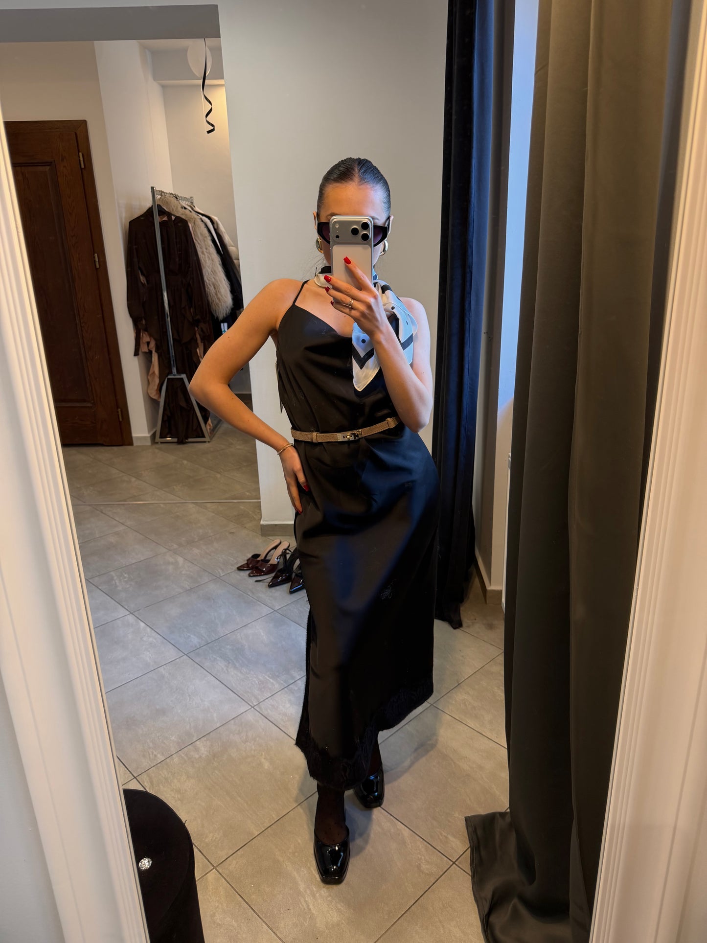 Czarna satynowa sukienka z odkrytymi plecami i koronkowym wykończeniem