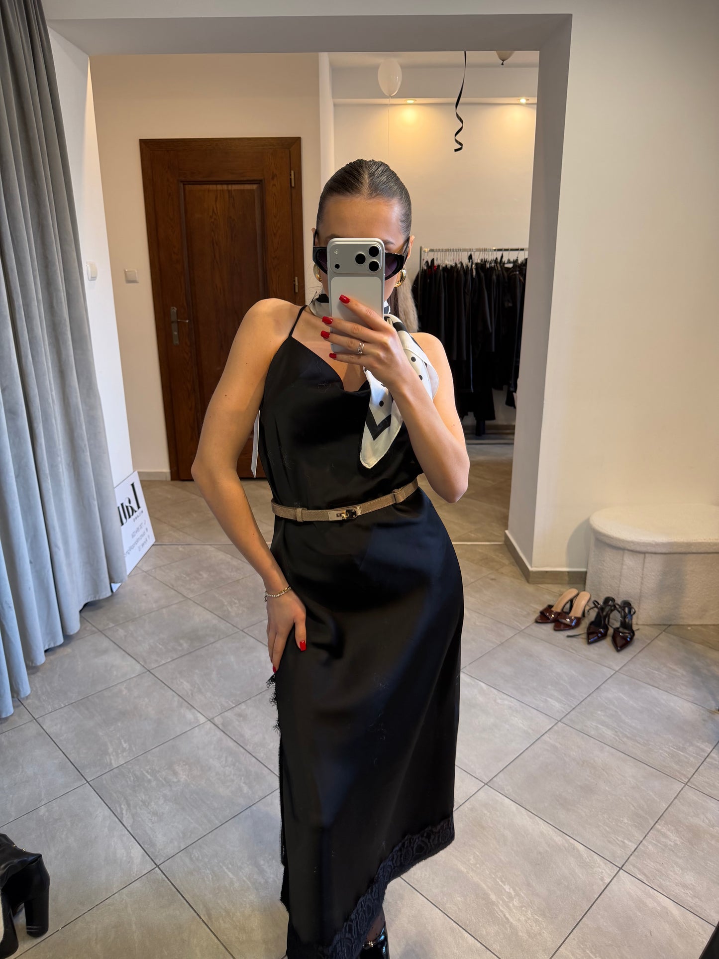 Czarna satynowa sukienka z odkrytymi plecami i koronkowym wykończeniem