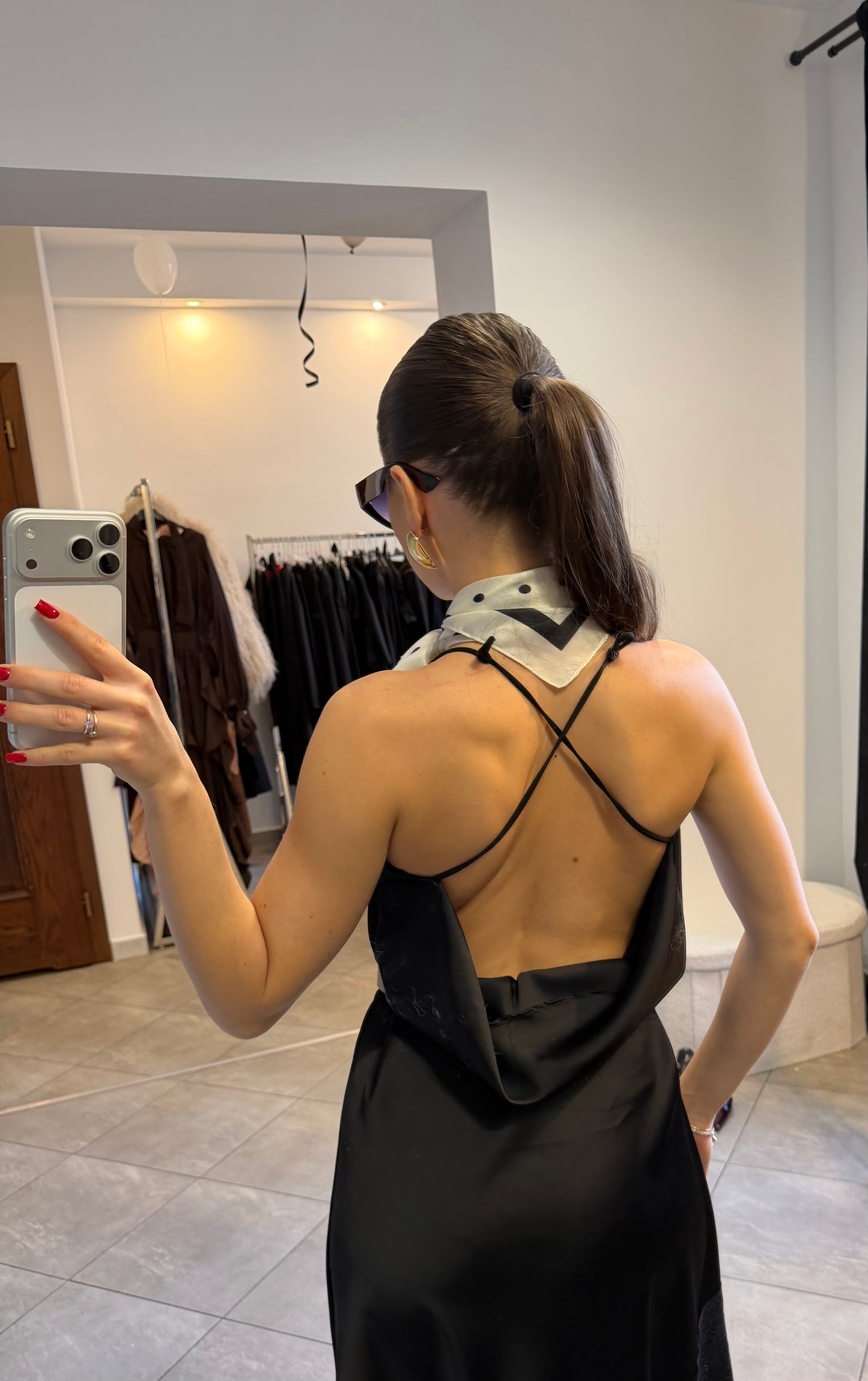 Czarna satynowa sukienka z odkrytymi plecami i koronkowym wykończeniem