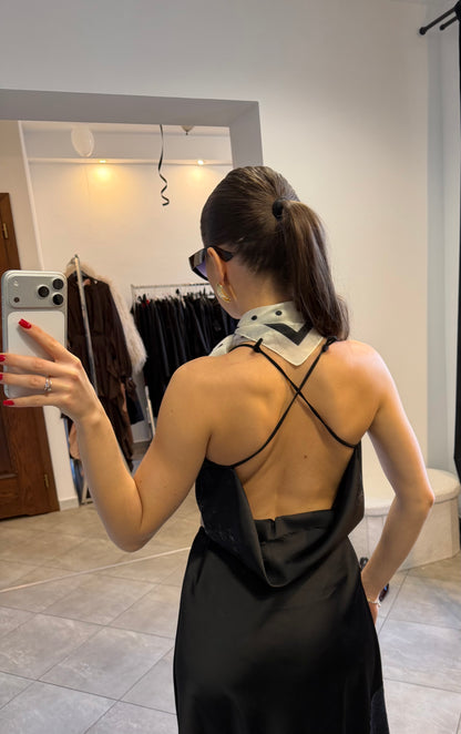 Czarna satynowa sukienka z odkrytymi plecami i koronkowym wykończeniem