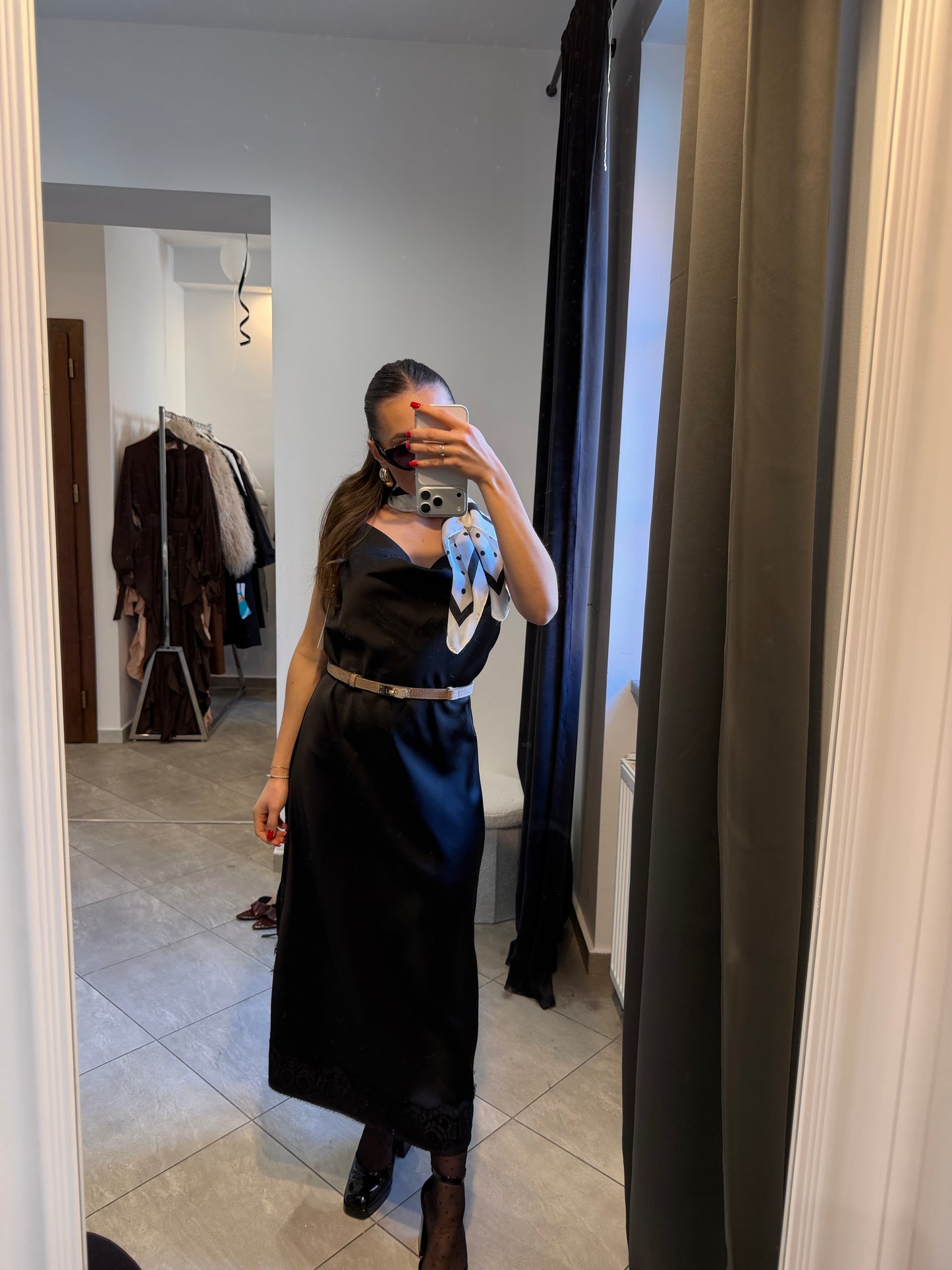 Czarna satynowa sukienka z odkrytymi plecami i koronkowym wykończeniem