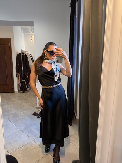 Czarna satynowa sukienka z odkrytymi plecami i koronkowym wykończeniem