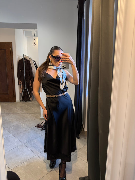 Czarna satynowa sukienka z odkrytymi plecami i koronkowym wykończeniem