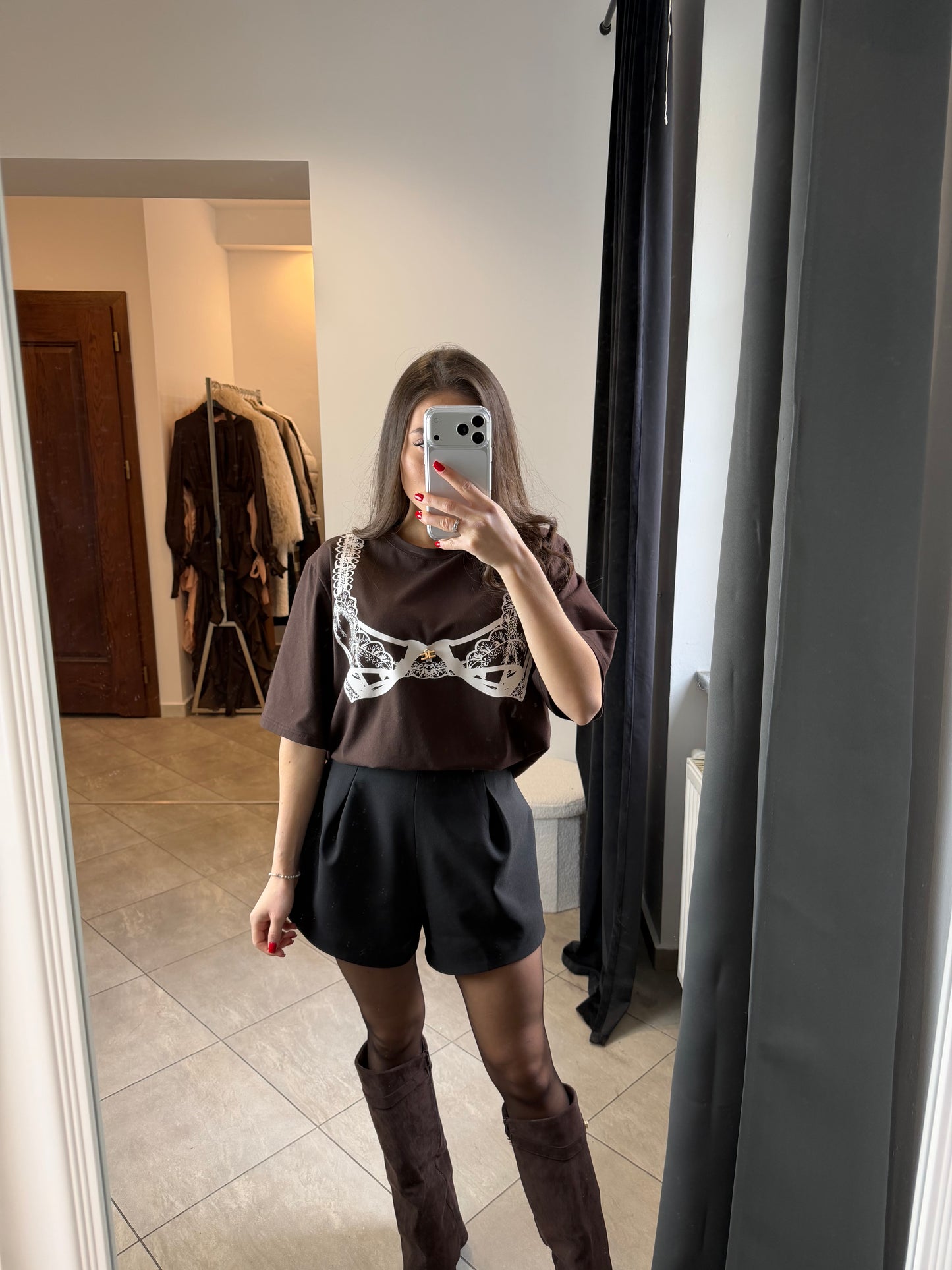 T-shirt z koronkowym nadrukiem – Ciemny brąz