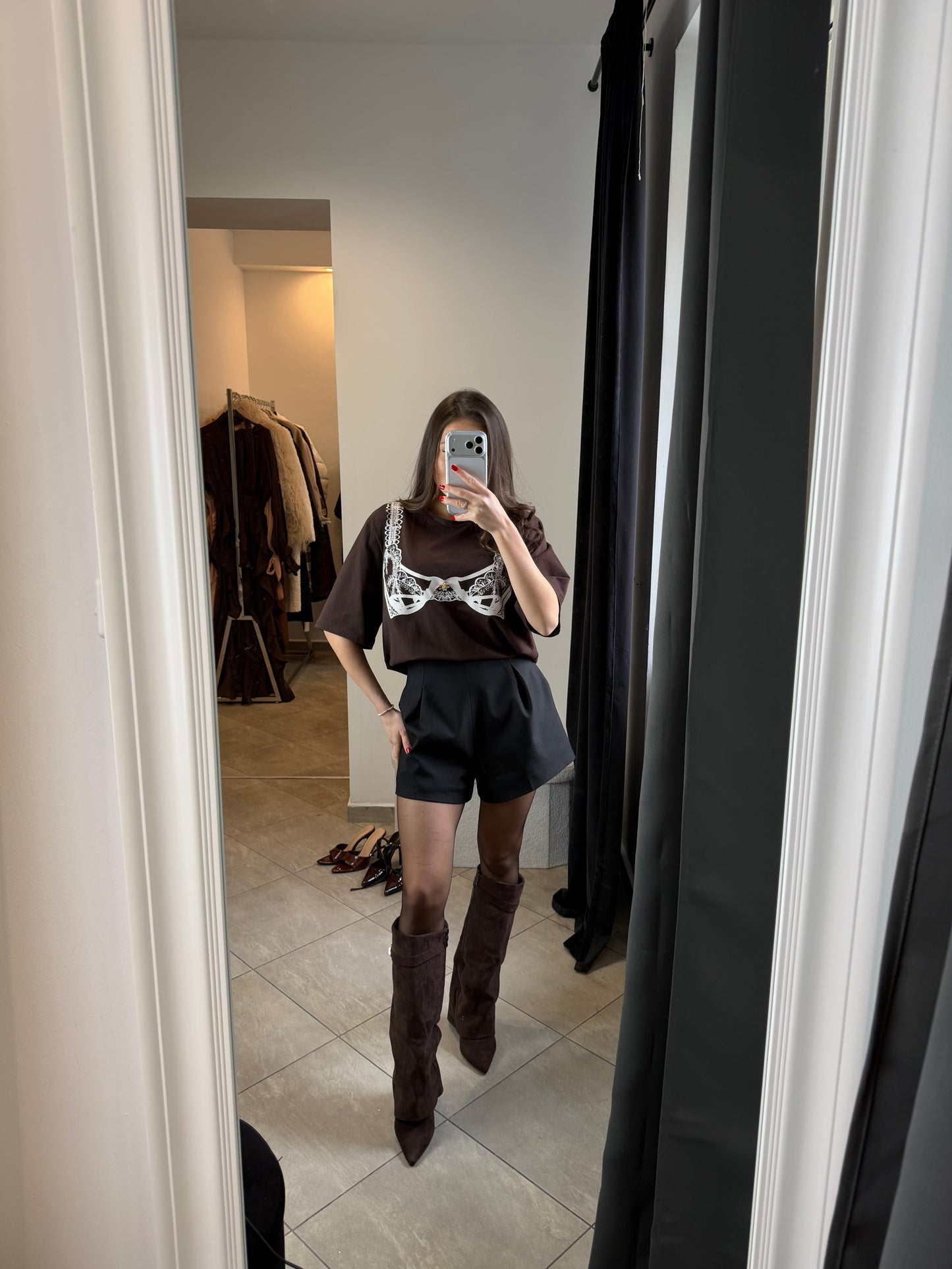 T-shirt z koronkowym nadrukiem – Ciemny brąz