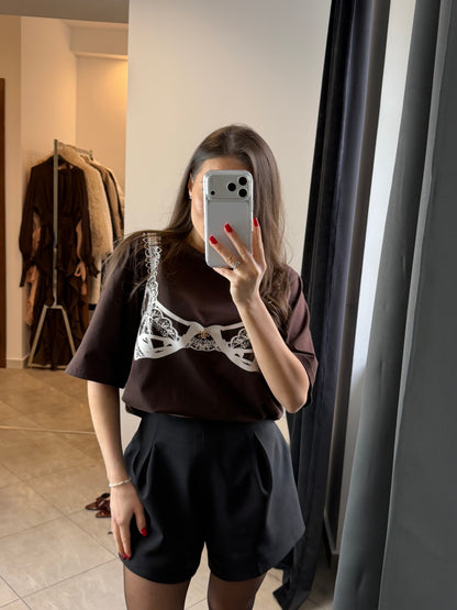 T-shirt z koronkowym nadrukiem – Ciemny brąz