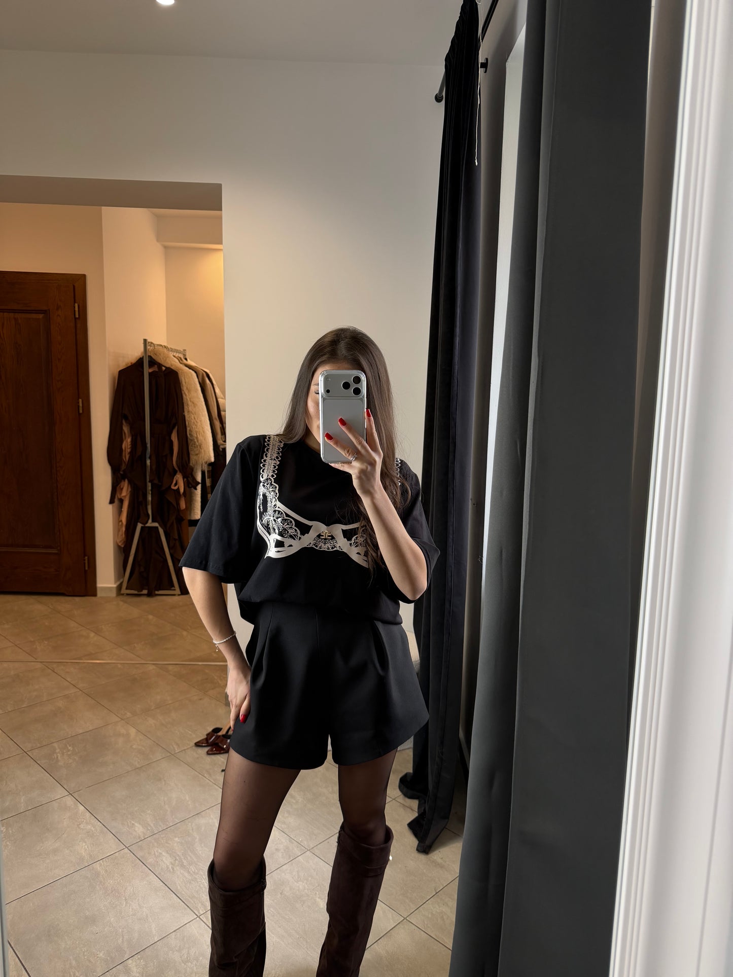 T-shirt z koronkowym nadrukiem – Czarny