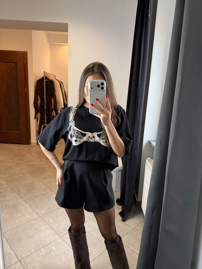 T-shirt z koronkowym nadrukiem – Czarny