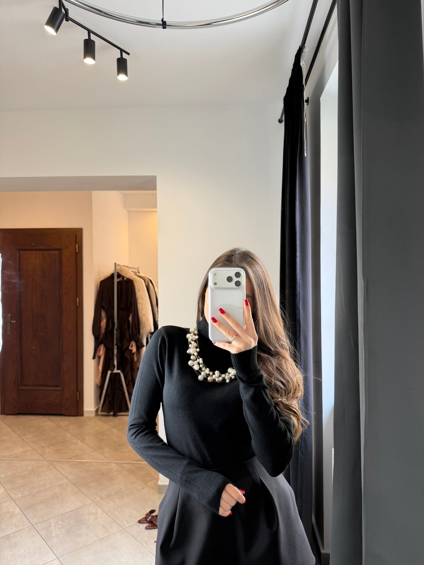 Elegancki czarny golf z długim rękawem – klasyka w nowoczesnym wydaniu