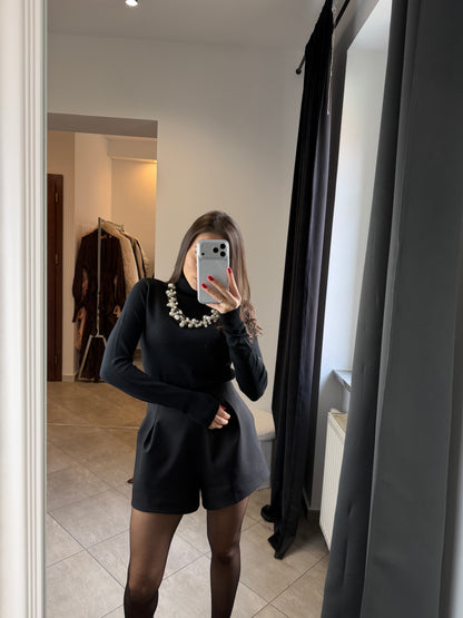 Elegancki czarny golf z długim rękawem – klasyka w nowoczesnym wydaniu