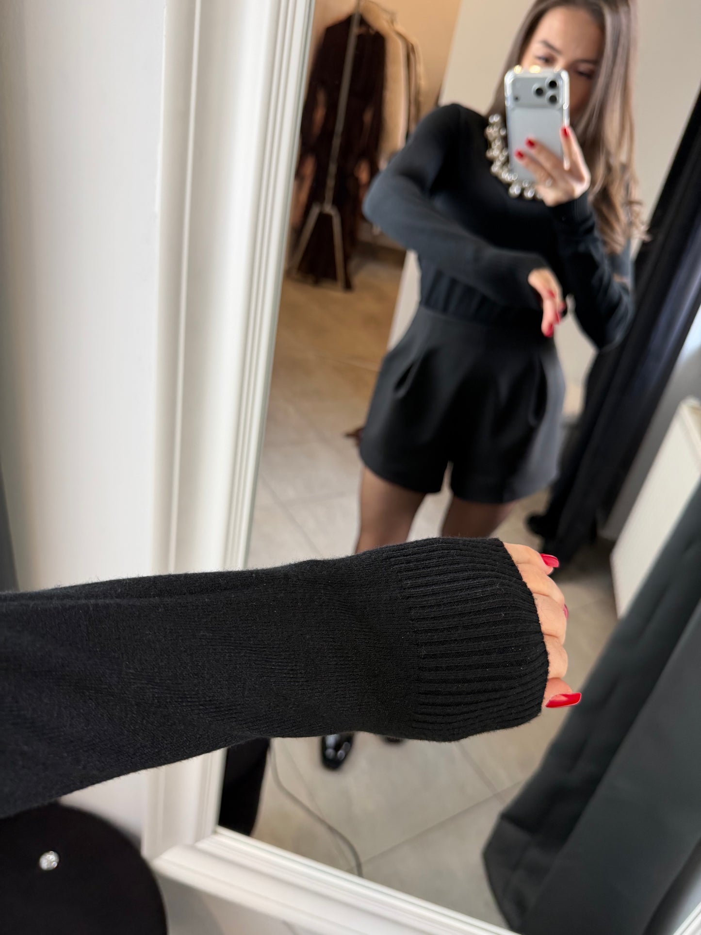 Elegancki czarny golf z długim rękawem – klasyka w nowoczesnym wydaniu