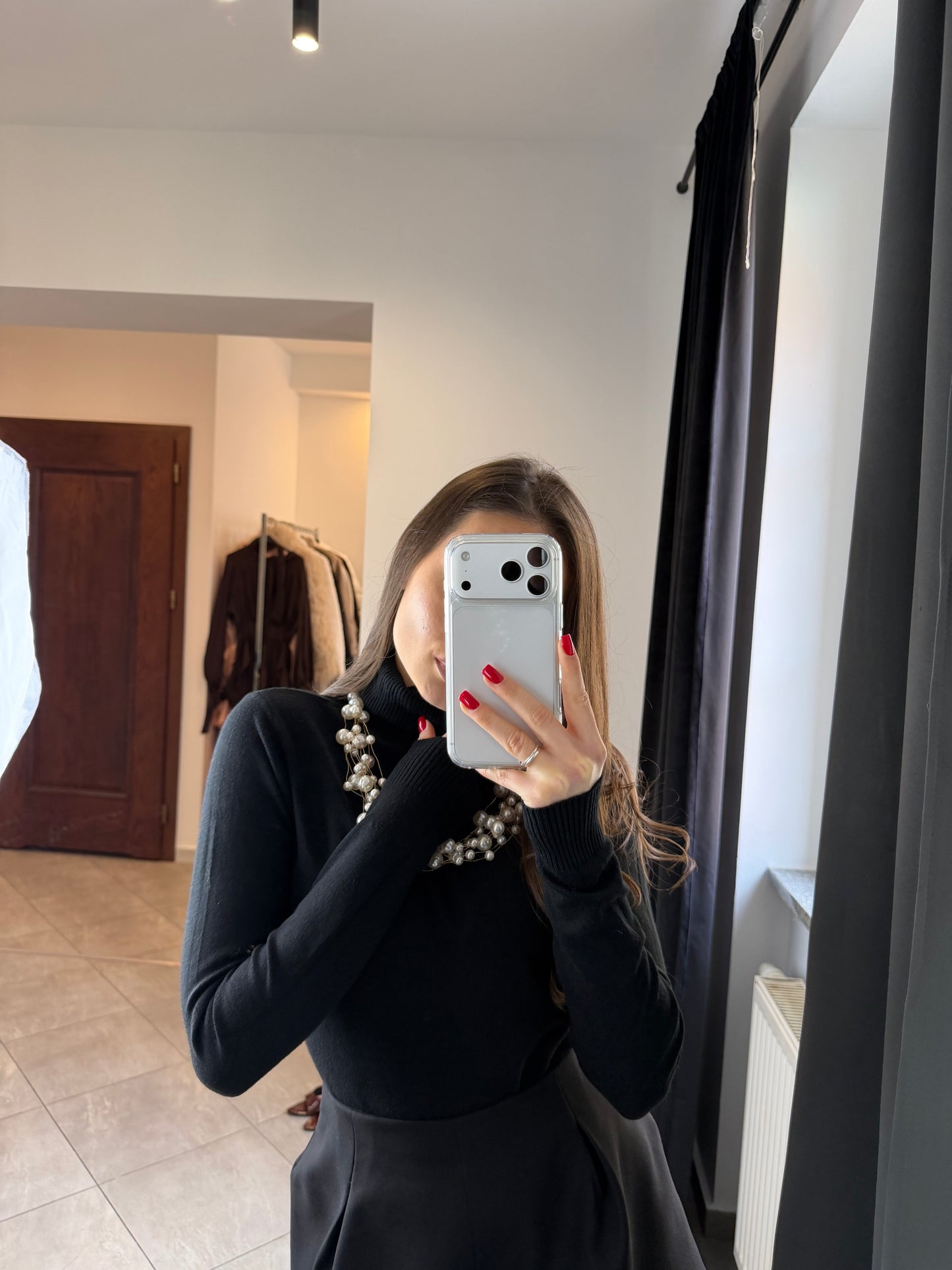 Elegancki czarny golf z długim rękawem – klasyka w nowoczesnym wydaniu