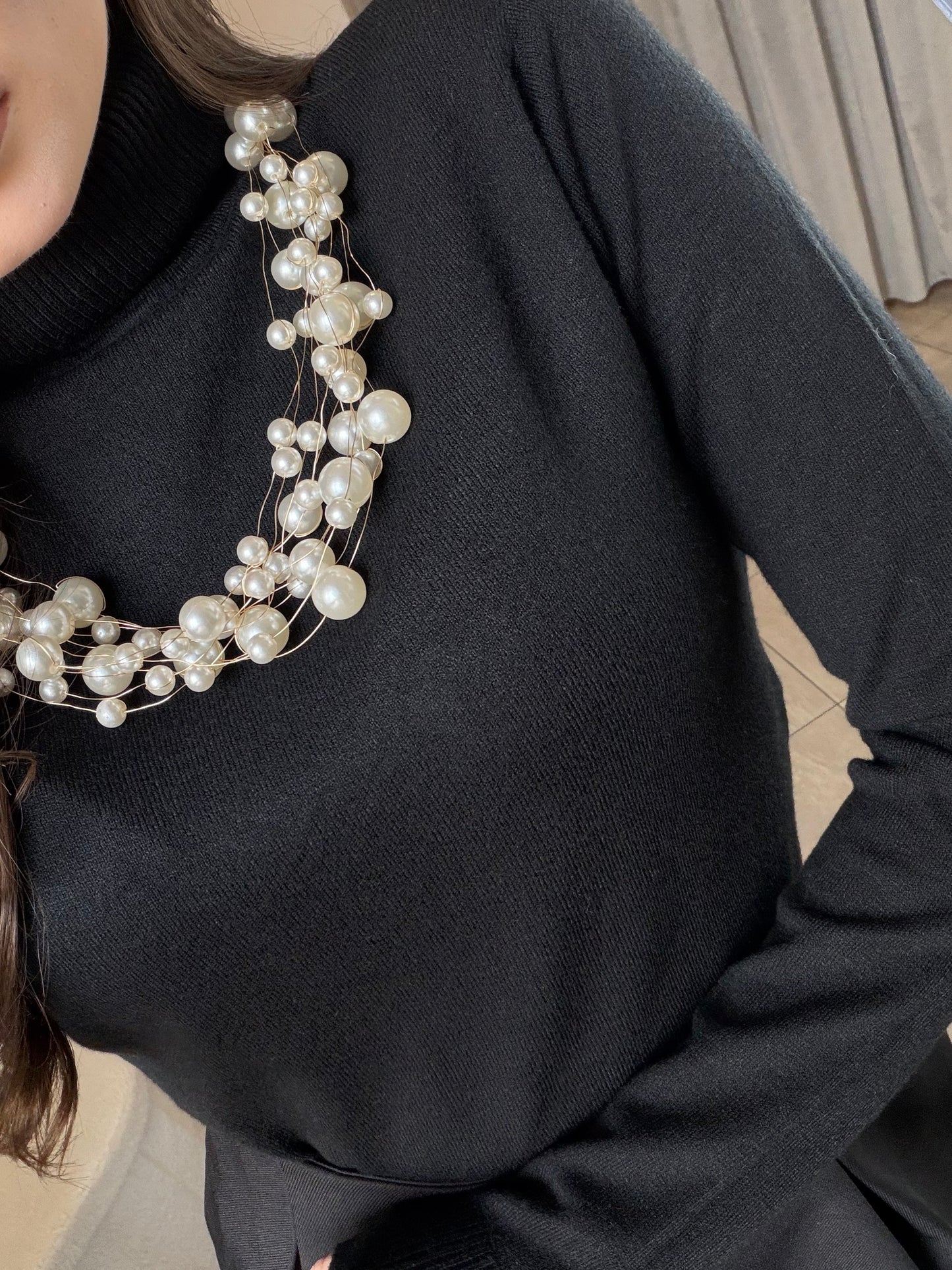 Elegancki czarny golf z długim rękawem – klasyka w nowoczesnym wydaniu