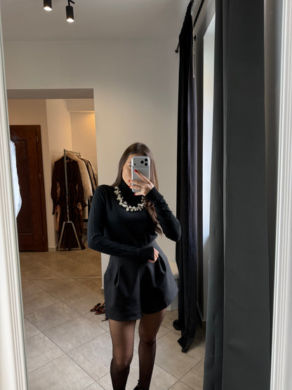 Elegancki czarny golf z długim rękawem – klasyka w nowoczesnym wydaniu