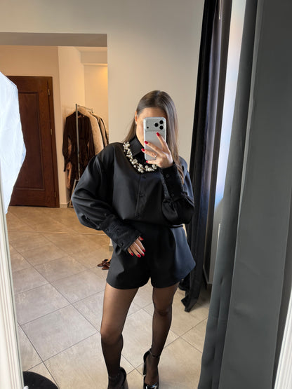 Czarna satynowa koszula z koronkowym wykończeniem rękawów