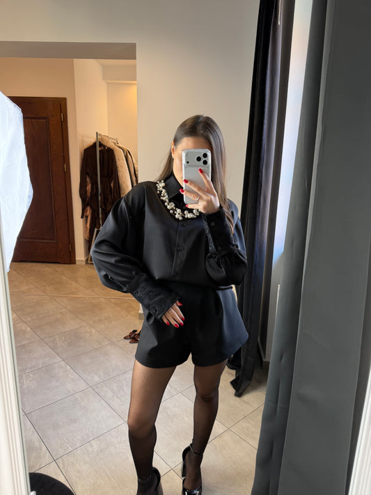 Czarna satynowa koszula z koronkowym wykończeniem rękawów