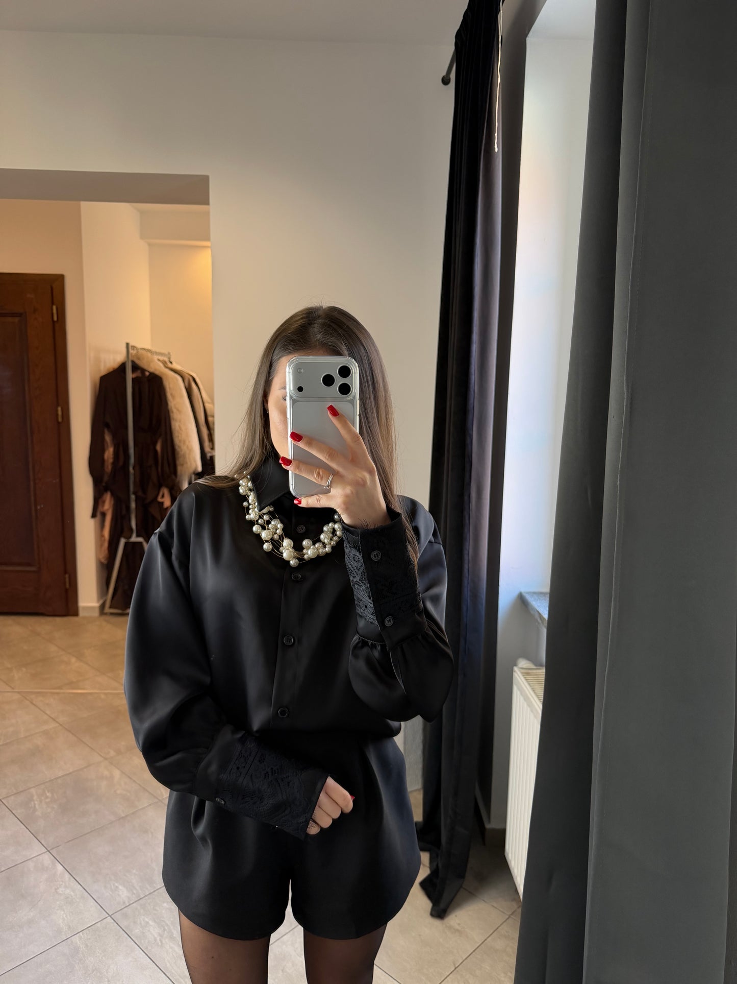 Czarna satynowa koszula z koronkowym wykończeniem rękawów