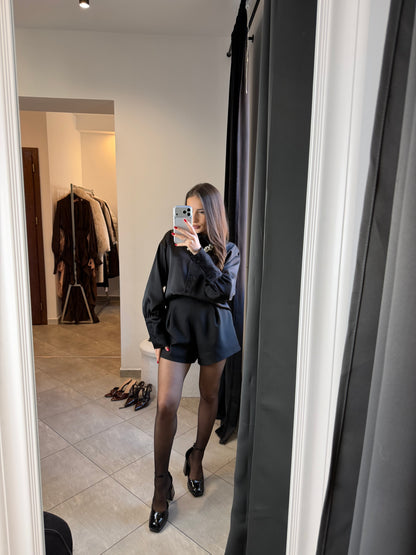 Czarna satynowa koszula z koronkowym wykończeniem rękawów