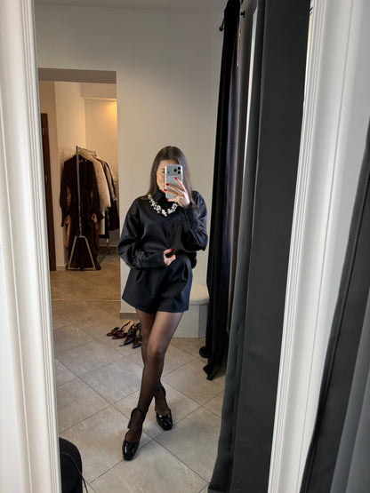 Czarna satynowa koszula z koronkowym wykończeniem rękawów