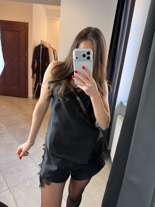 Czarna satynowa halka z koronką