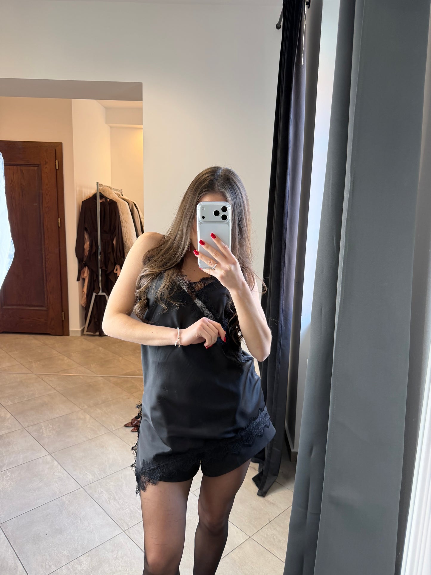 Czarna satynowa halka z koronką