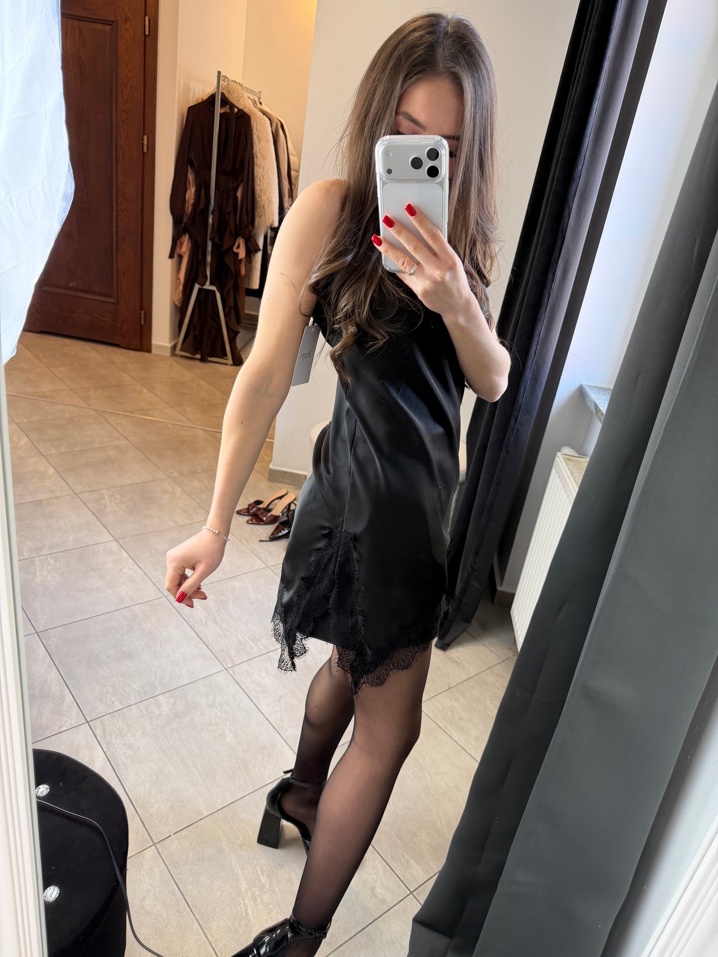 Czarna satynowa halka z koronką