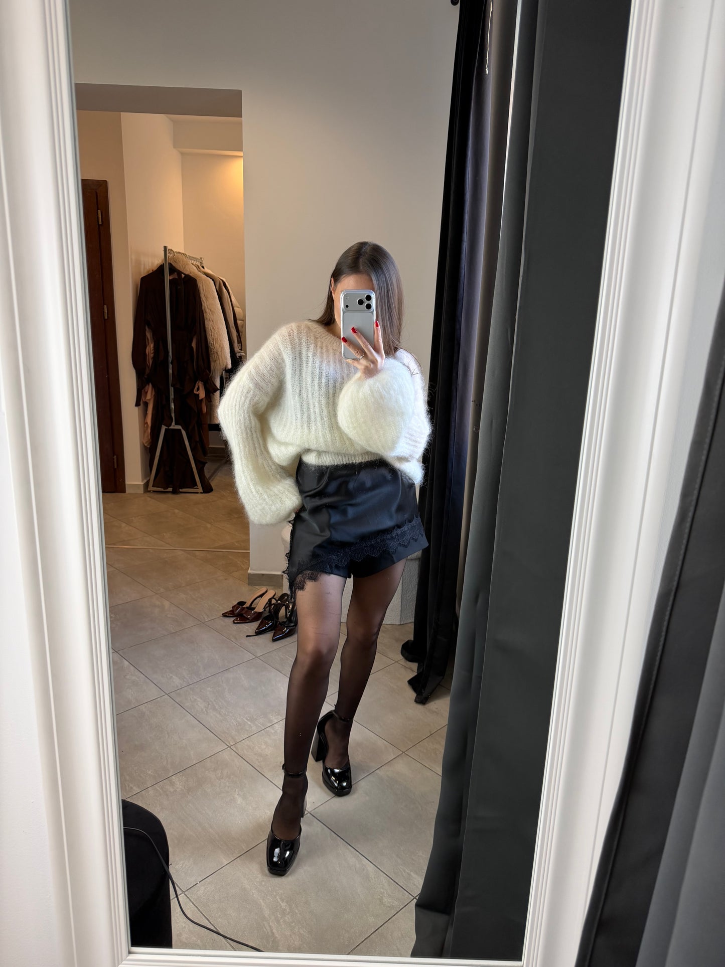 Czarna satynowa halka z koronką