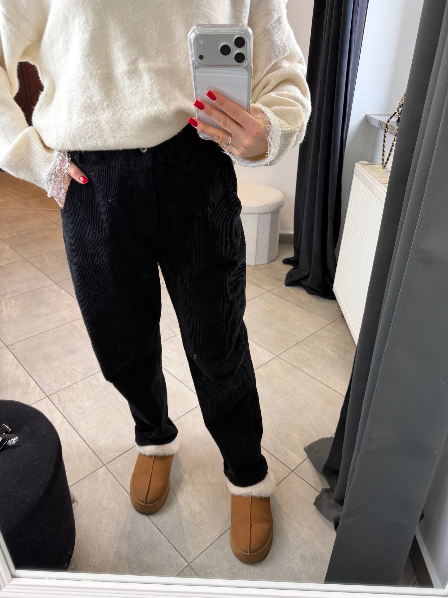 Czarne sztruksowe spodnie o luźnym kroju