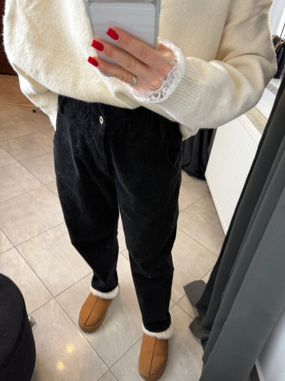 Czarne sztruksowe spodnie o luźnym kroju