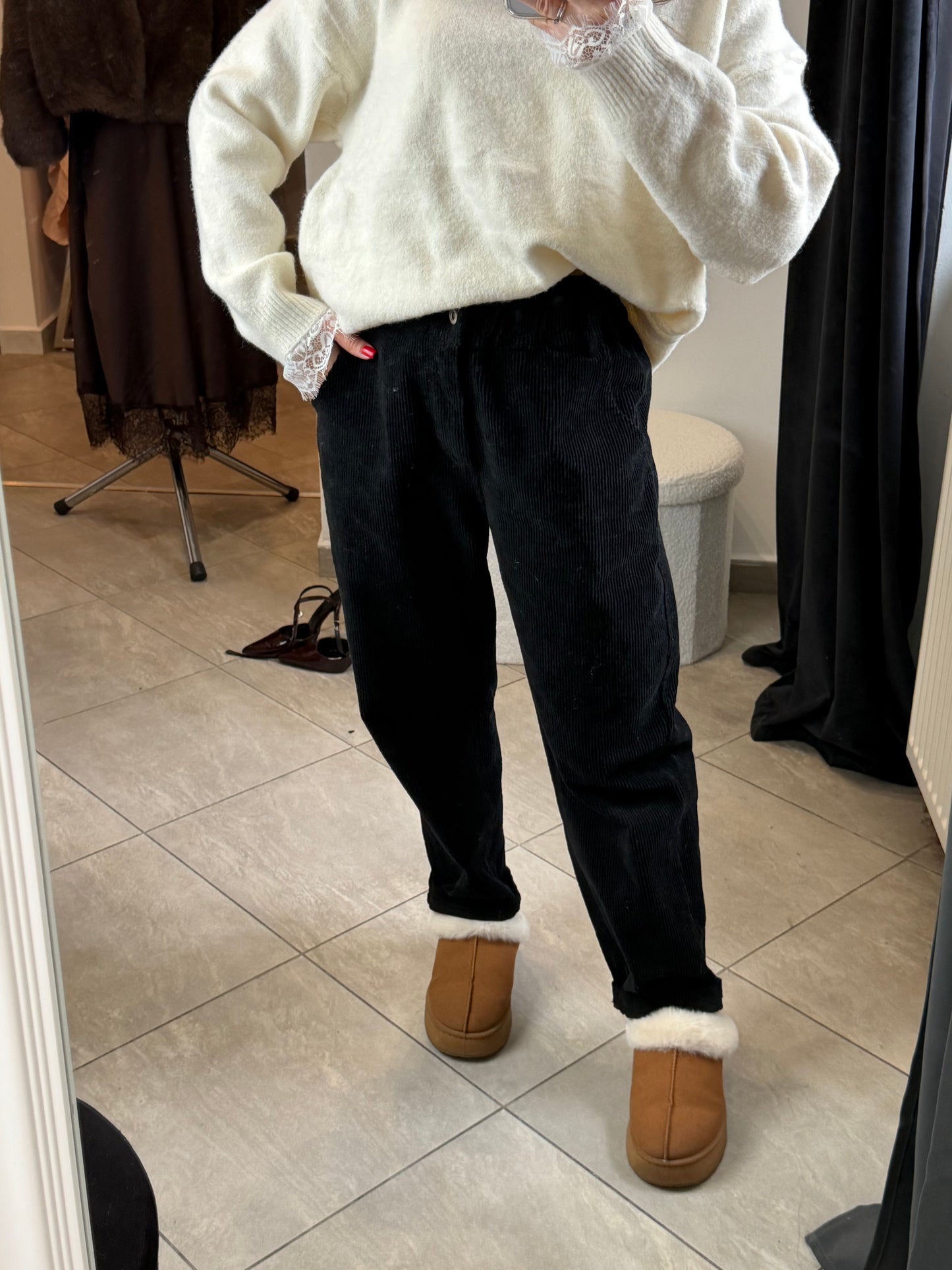 Czarne sztruksowe spodnie o luźnym kroju