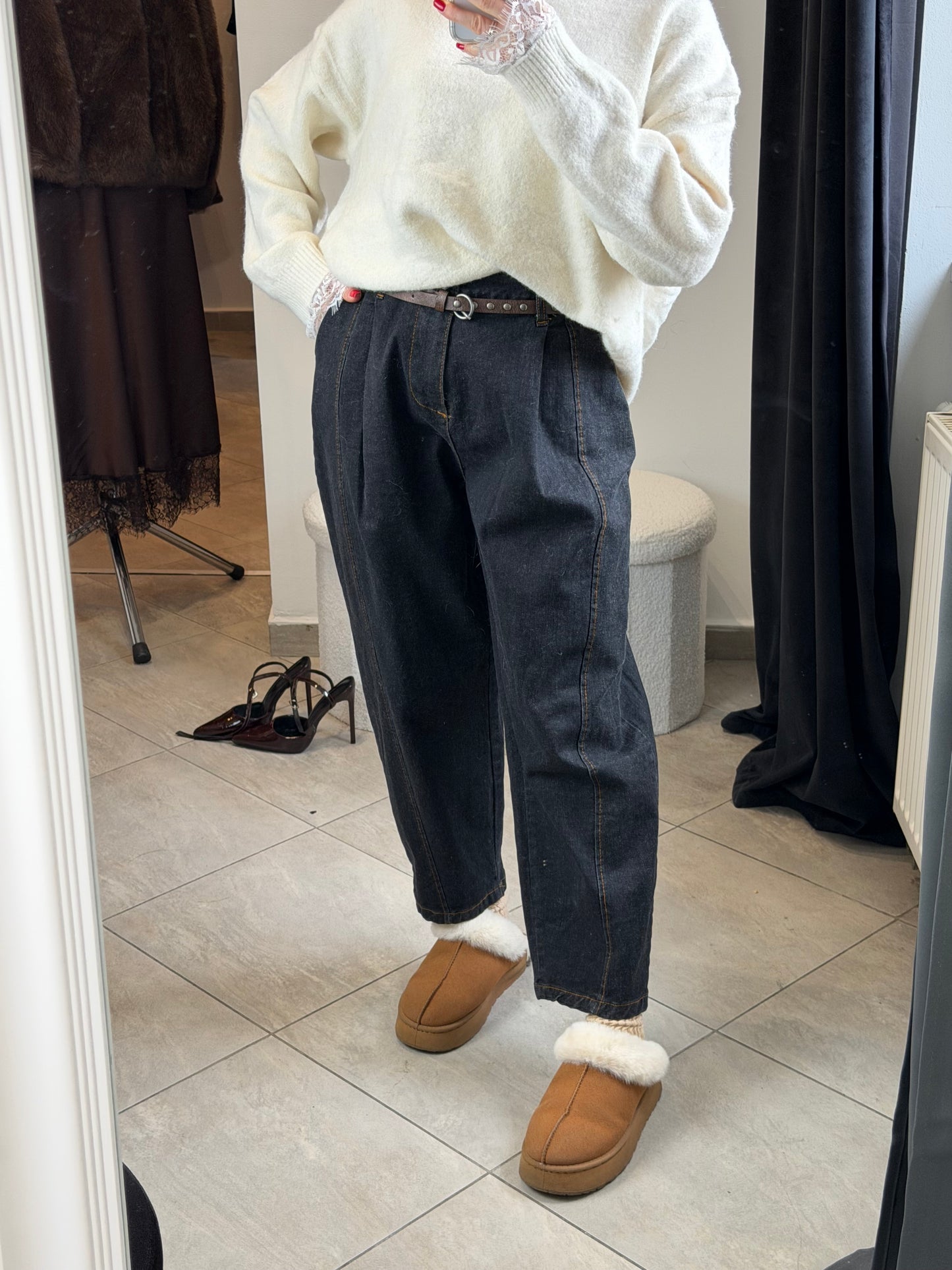 Czarne jeansy z wysokim stanem, zaszewkami i paskiem w zestawie