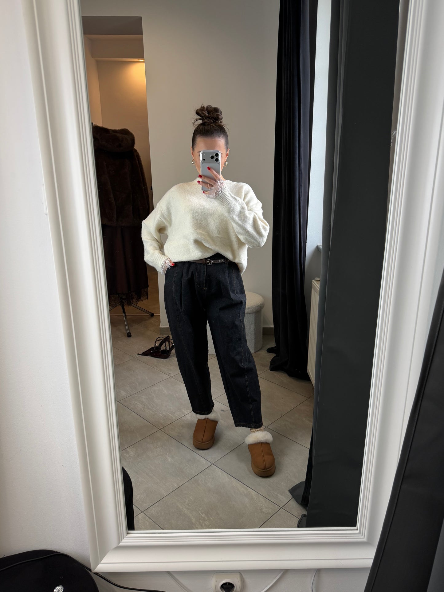 Czarne jeansy z wysokim stanem, zaszewkami i paskiem w zestawie