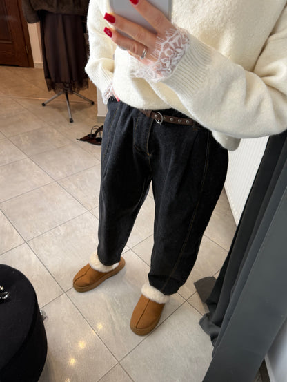 Czarne jeansy z wysokim stanem, zaszewkami i paskiem w zestawie