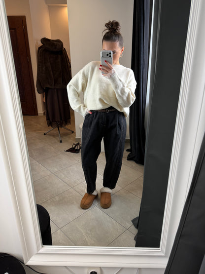 Czarne jeansy z wysokim stanem, zaszewkami i paskiem w zestawie