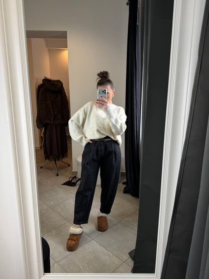 Czarne jeansy z wysokim stanem, zaszewkami i paskiem w zestawie