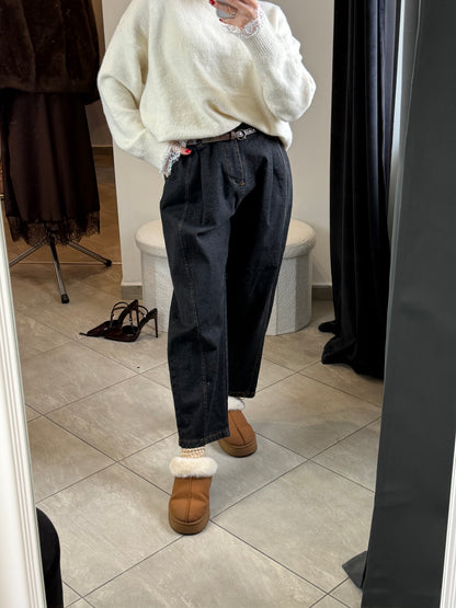 Czarne jeansy z wysokim stanem, zaszewkami i paskiem w zestawie