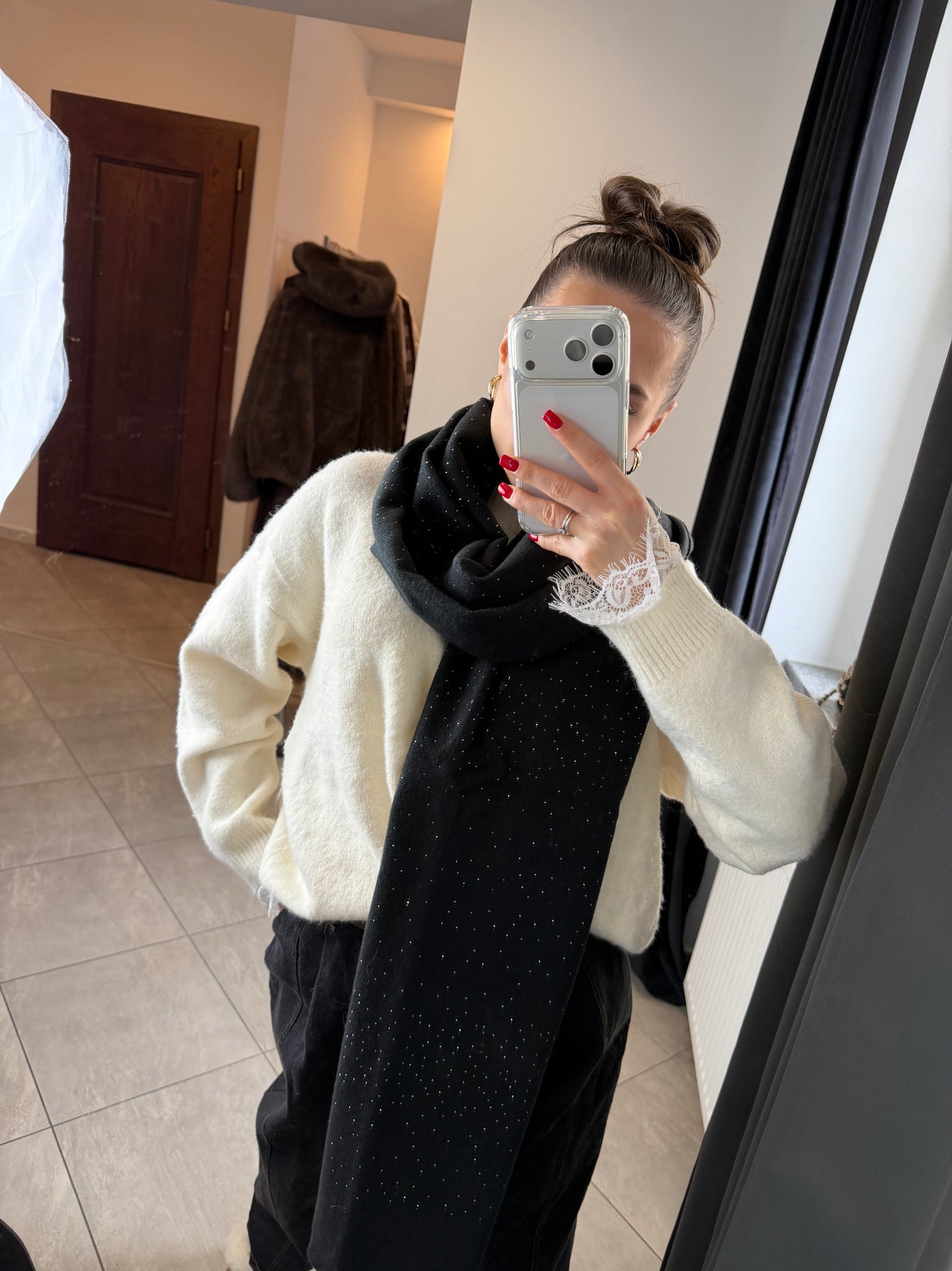 Czarny szal z delikatnym połyskiem – miękki i elegancki