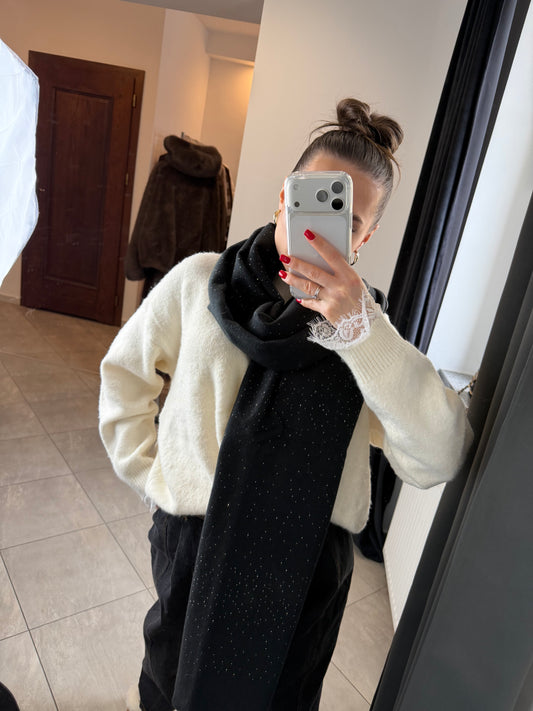 Czarny szal z delikatnym połyskiem – miękki i elegancki