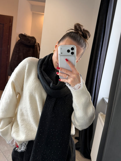 Czarny szal z delikatnym połyskiem – miękki i elegancki